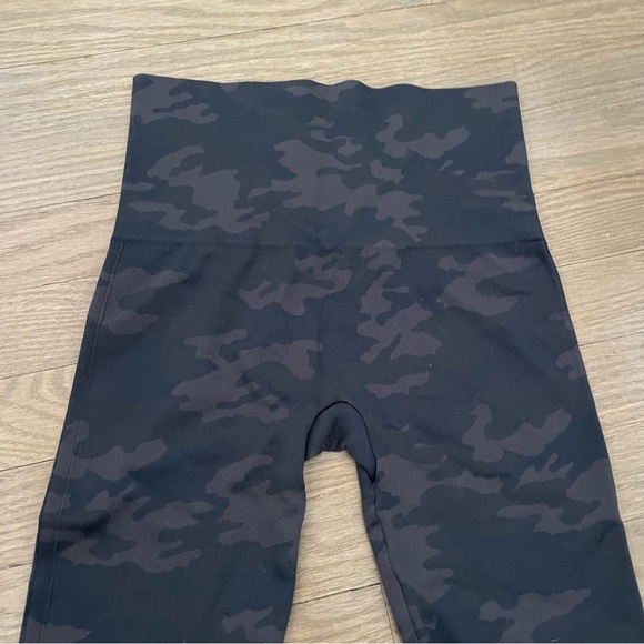 SPANX Black Camo Look At Me Now Seamless Leggings Size Small - Picture 6 of 10